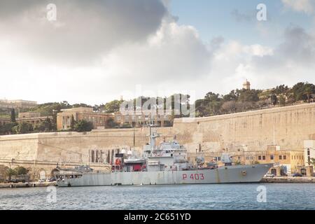 corazzata ormeggiata nel grande porto di malta Foto Stock