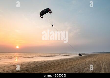 Paesaggio e attività della gente del posto in Kutch Gujarat India Foto Stock