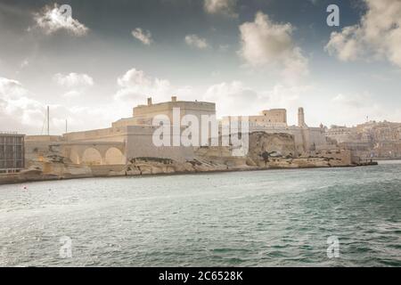 Immagine del forte Sant'Angelo a malta, vista mare nel grande porto Foto Stock