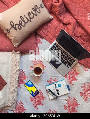 Piano di lavoro piano di fotografia stile tavolo con prodotti di uso quotidiano e scrivania con la configurazione del letto Foto Stock