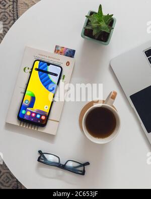 Piano di lavoro piano di fotografia stile tavolo con prodotti di uso quotidiano e scrivania con la configurazione del letto Foto Stock