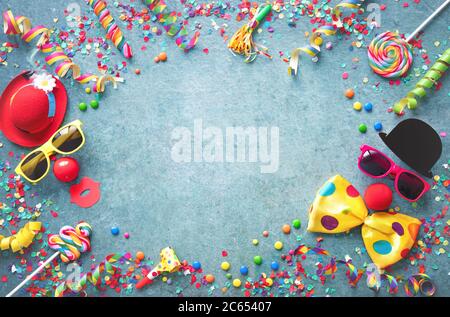 Coloratissimi ruscelli e confetti e simpatici volti formati da cravatta di prua, cappello, occhiali e labbra Foto Stock