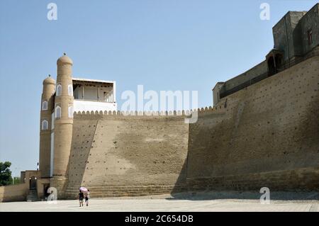 Ark Castello è fatto di mattoni. E' alta 20 metri. Il castello utilizzato come museo è patrimonio dell'umanità dell'UNESCO. Bukhara, Uzbekistan. Foto Stock