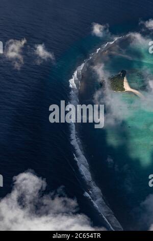 Vista aerea degli atolli Maldiviani le isole dell'oceano con i canti e le acque turchesi belle Foto Stock