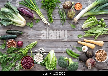 Assortimento di verdure biologiche fresche per una sana alimentazione e dieta sul rustico tavolo di legno Foto Stock