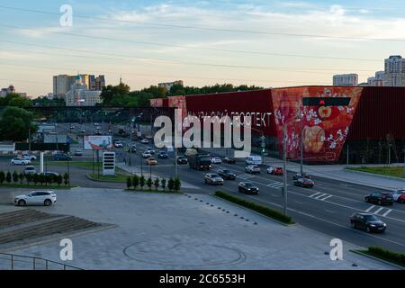 Mosca/Russia - Giugno 2020: Vista di una strada trafficata al tramonto. Nuova stazione della metropolitana e una passerella sopraelevata con grandi finestre di vetro. Foto Stock