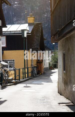 Hallstatt, Austria - 18 febbraio 2020: Bella vista delle case nel piccolo villaggio storico Hallstatt. Patrimonio mondiale dell'UNESCO, antichi archi europei Foto Stock