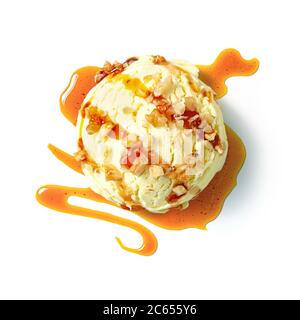 Vista dall'alto della palla di gelato alla vaniglia con sciroppo di caramello e noci a mallo isolate su sfondo bianco Foto Stock
