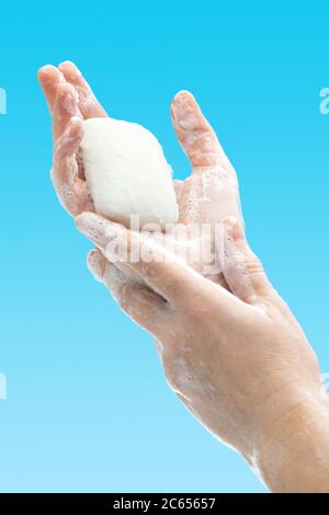 Lavarsi le mani con sapone per prevenire germi, batteri o virus. Pulizia delle mani. Concetto di igiene Foto Stock