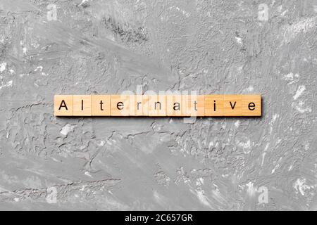 Alternative di parola scritta sul blocco di legno. testo alternativo su tavola, concetto. Foto Stock