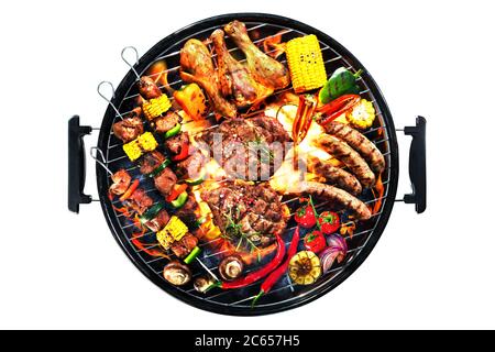 Vista dall'alto di una deliziosa carne alla griglia con verdure assortite, con fumo e fiamme isolate su sfondo bianco Foto Stock