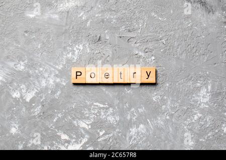 Parola di poesia scritta su blocco di legno. Testo di poesia su tabella di cemento per il vostro desing, concetto di vista superiore. Foto Stock