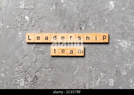 parola del team di leadership scritta su wood block. testo del team di leadership sul tavolo di cemento per il vostro desing, concetto. Foto Stock