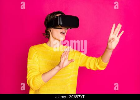 Ritratto di positivo allegro giovane ragazza teen hanno vr-box gioco virtual reality game search cyberspazio wear style elegante giallo trendy ponticello isolato Foto Stock