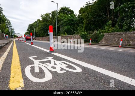 Edimburgo, Scozia, Regno Unito, 7 luglio 2020. Nuove piste ciclabili presso l'ospedale Western General: Il consiglio comunale di Edimburgo ha creato nuove piste ciclabili protette da barriere stradali sulle strade di accesso agli ospedali della città. La politica è quella di incoraggiare sia la sicurezza stradale per i ciclisti, sia le misure di allontanamento sociale a seguito della pandemia per incoraggiare le persone a fare il giro in bicicletta Foto Stock