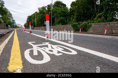 Edimburgo, Scozia, Regno Unito, 7 luglio 2020. Nuove piste ciclabili presso l'ospedale Western General: Il consiglio comunale di Edimburgo ha creato nuove piste ciclabili protette da barriere stradali sulle strade di accesso agli ospedali della città. La politica è quella di incoraggiare sia la sicurezza stradale per i ciclisti, sia le misure di allontanamento sociale a seguito della pandemia per incoraggiare le persone a fare il giro in bicicletta Foto Stock