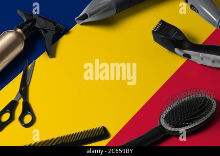 Bandiera Ciad con utensili per il taglio dei capelli. Pettini, forbici e utensili per parrucchieri in un salone di bellezza su sfondo nazionale in legno. Foto Stock