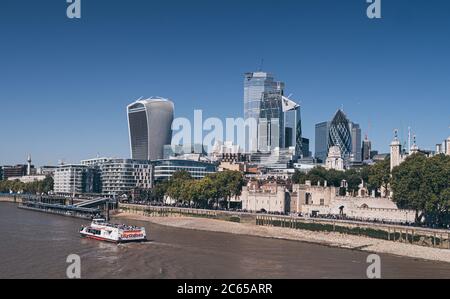Londra, Regno Unito. Circa novembre 2019. Paesaggio urbano del Tamigi in una giornata di sole con i grattacieli del quartiere finanziario della città Foto Stock