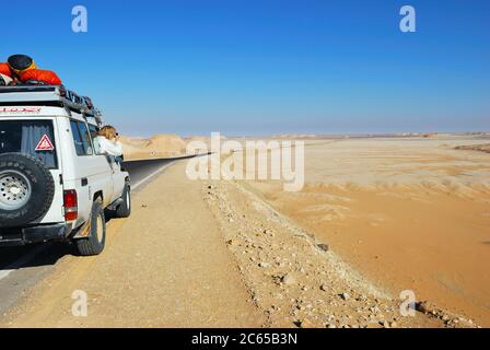 EGITTO, SAHARA - DEC 26, 2008: Auto fuoristrada che brandisca la strada nel deserto della valle del Tent. L'estremo safari nel deserto è una delle principali attrazioni turistiche locali Foto Stock