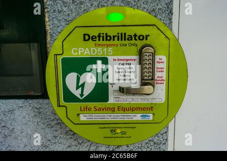 Defibrillatore con istruzioni bilingue in Kendal Foto Stock