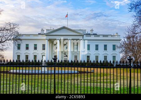 Caso di luce del sole di prima mattina sull'ingresso anteriore della Casa Bianca, residenza presidenziale con fontana e recinzione di ferro sui terreni in primo piano Foto Stock