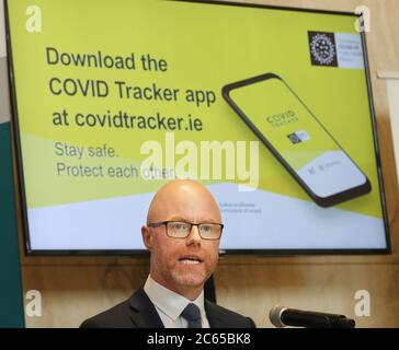 Il Ministro della Sanità Stephen Donnelly lancia l'app ufficiale di tracciamento dei contatti dell'esecutivo irlandese del servizio sanitario "Covid Tracker" presso il Dipartimento della Salute di Dublino. Foto Stock
