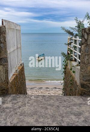 Una barca solitaria al mare, Hua Hin Thailandia Foto Stock