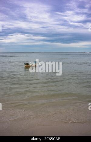 Una barca solitaria era sul mare in Hua Hin Thailandia Foto Stock