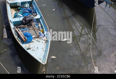 Una barca è stata ancorata alla zona di inquinamento, Hua Hin Thailandia Foto Stock