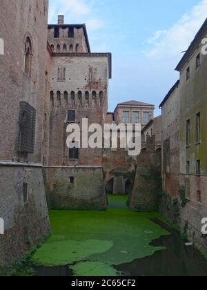 Vista sul Castello di San Giorgio e sul suo fossato pieno di acqua di colore verde Foto Stock