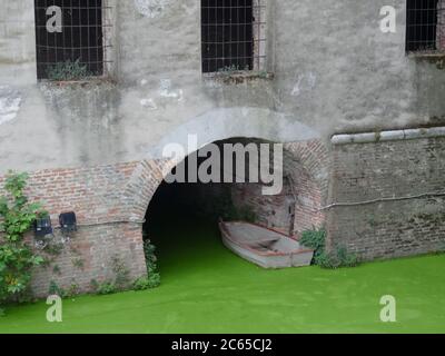 Vista su un bellissimo dettaglio del Castello di San Giorgio a Mantova. Il particolare delle due finestre e del foro di ingresso con una barca legata appare come una fa Foto Stock
