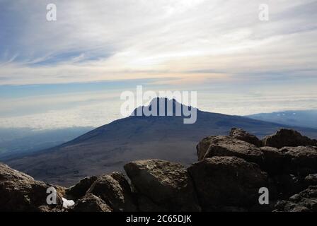 Vista dalle pendici del Kilimanjaro sulla vetta Mawenzi in Tanzania all'alba, Africa orientale Foto Stock