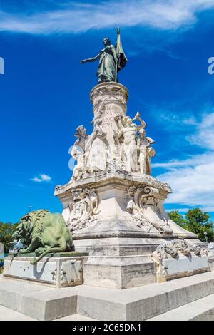 Il Monument du Comtat ad Avignone in una bella giornata estiva, Francia Foto Stock