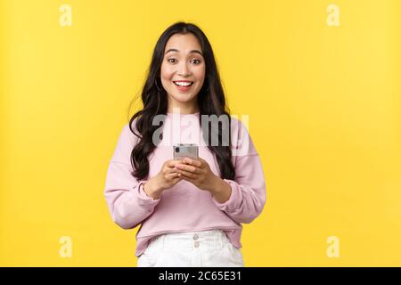 Sorpreso Ragazza Asiatica Con Bel Sorriso In Pinup Stile Di Trucco Foto Stock Alamy