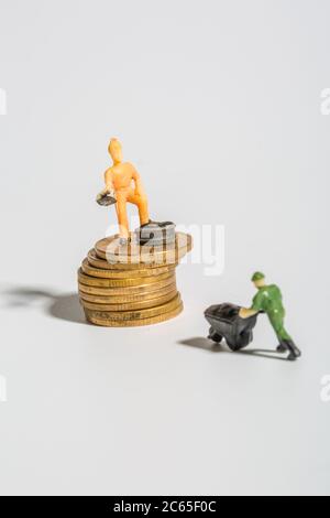 Monete e persone penose nell'onda economica Foto Stock