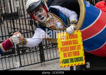 Londra, Regno Unito. 7 luglio 2020. Gli artisti del Circus protestano chiedendo il sostegno finanziario del governo per la loro industria. Hanno tentato di consegnare una lettera a Downing Street London Credit: Ian Davidson/Alamy Live News Foto Stock