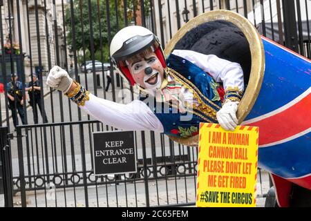 Londra, Regno Unito. 7 luglio 2020. Gli artisti del Circus protestano chiedendo il sostegno finanziario del governo per la loro industria. Hanno tentato di consegnare una lettera a Downing Street London Credit: Ian Davidson/Alamy Live News Foto Stock