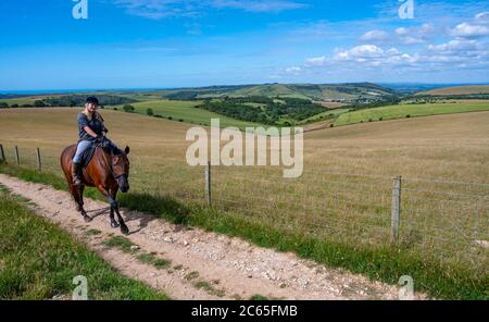 Brighton UK 7 luglio 2020 - UN cavaliere gode oggi la giornata di sole sulle Downs del Sud appena a nord di Brighton, come la previsione è per il tempo non regolato in tutta la Gran Bretagna nei prossimi giorni: Credit Simon Dack / Alamy Live News Foto Stock