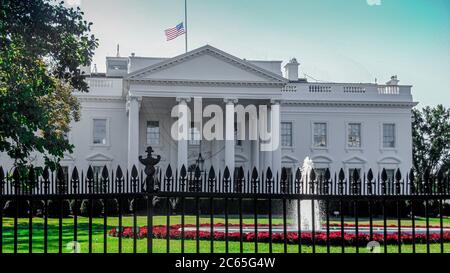 Vista mattutina della residenza presidenziale della Casa Bianca a Washington DC con fontana e fiori sui terreni in primo piano Foto Stock