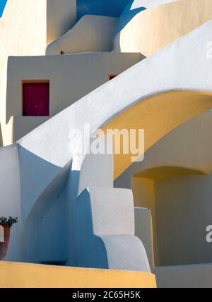 Architettura tradizionale delle cicladi nel villaggio di Emborio, isola di Santorini, Grecia Foto Stock