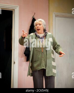 Alison Steadman (Pat) in HERE di Michael Frayn al Rose Theatre, Kingston-upon-Thames, Surrey, Inghilterra 27/04/2012 design: Polly Sullivan illuminazione: Mike Gunning regista: Lisa Spirling Foto Stock