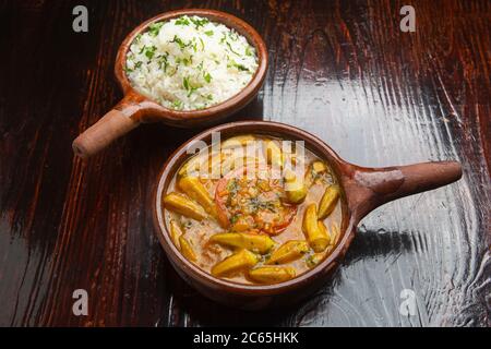 Ocra libanese cibo tipico su sfondo di legno. Foto Stock