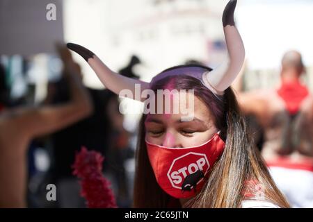 Pamplona. Spagna. 7 Lug 2020. Attivisti del gruppo PETA e AnimaNaturalis protestano contro la discesa al vicolo dell'arena di Pamplona per chiedere la fine delle corride di Sanfermines, sospese quest'anno a causa della pandemia del Covid-19. Credit: Iñigo Alzugaray/Alamy Live News Foto Stock