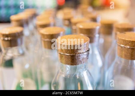 Vasi di vetro ben disposti chiusi con tappi di quercia Foto Stock