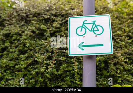 Segnaletica stradale, strada per biciclette. Tour in bicicletta. Segno verde. Indicazioni per il percorso in bicicletta. Foto Stock