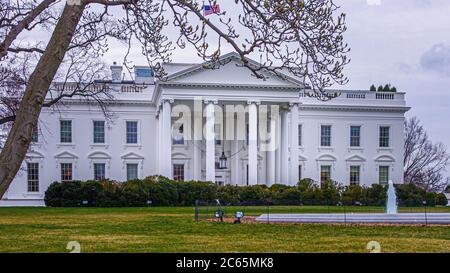Vista dell'entrata principale della residenza presidenziale della Casa Bianca a Washington DC con fontana e recinzione di sicurezza in ferro sui terreni in foregroun Foto Stock