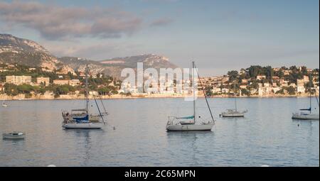 Barche a vela al tramonto a villefranche in costa azzurra Foto Stock