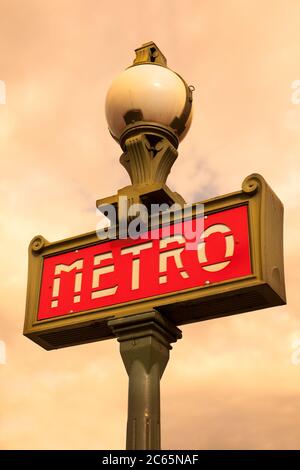 Primo piano di un cartello della metropolitana a Parigi, Francia Foto Stock