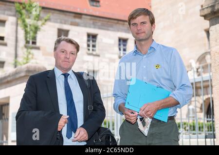 Norimberga, Germania. 07 luglio 2020. Hubertus Freiherr von Frailsheim (r) si trova con il suo avvocato Ralf Bornhorst di fronte all'edificio del Tribunale Regionale di Norimberga-Fürth. Cailsheim sta citando lo Stato libero di Baviera per i danni perché gli agenti di polizia - a suo parere prematuramente - hanno sparato la sua mucca fuori controllo nel maggio 2019. La polizia aveva percepito 'rabbia in ritardo' - ma secondo l'allevatore di bestiame, l'animale era solo spaventata. La corte ha proposto una soluzione. Credit: Daniel Karmann/dpa/Alamy Live News Foto Stock