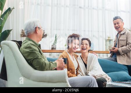 Gli anziani in felice chiacchierata sopra una tazza di tè Foto Stock